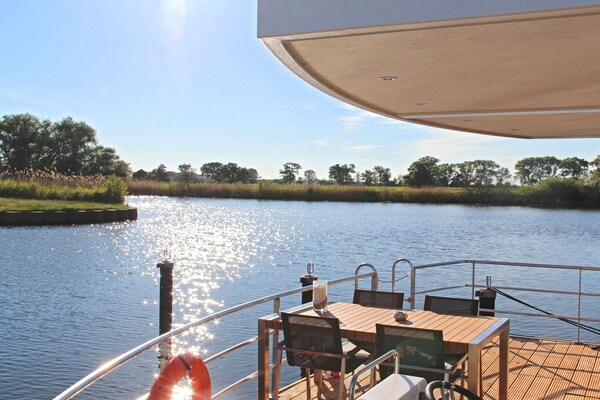 Woonboot Floating 44 Undine aan de Uecker – Uitzicht op water, dichtbij strand - thumbnail 2