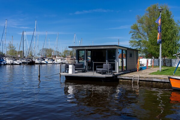 Luxe waterlodges in pittoreske jachthaven van Heeg – slapen op het water - thumbnail 3