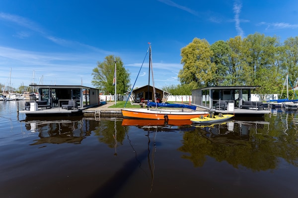 Luxe waterlodges in pittoreske jachthaven van Heeg – slapen op het water - thumbnail 2