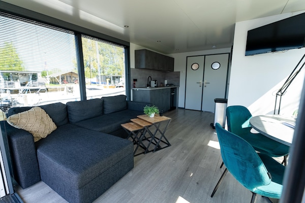 Luxe waterlodges in pittoreske jachthaven van Heeg – slapen op het water - thumbnail 6