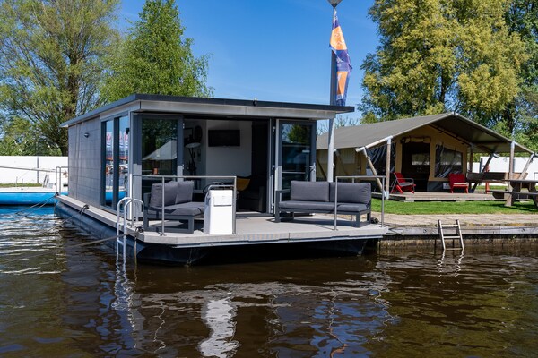 Luxe waterlodges in pittoreske jachthaven van Heeg – slapen op het water - thumbnail 4