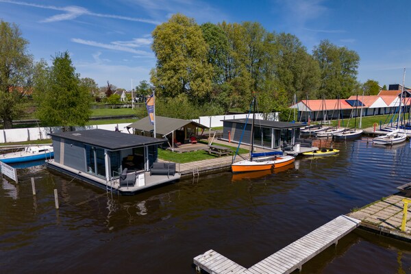 Luxe waterlodges in pittoreske jachthaven van Heeg – slapen op het water - thumbnail 5