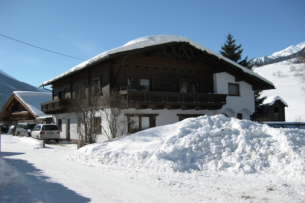 Op 1,0 km van centrum: Ruim appartement aan de piste in Pettneu - thumbnail 2