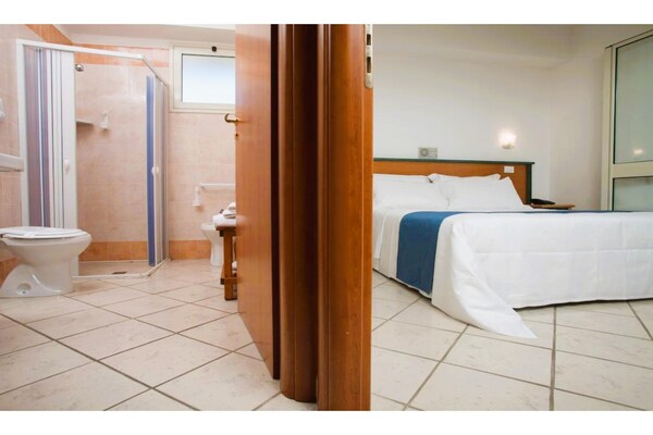 Licht appartement voor 3 op Sicilië met zwembaden en strandservice - thumbnail 3
