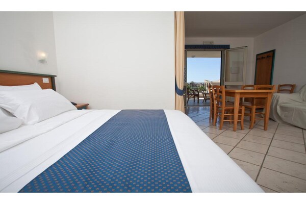 Licht appartement voor 3 op Sicilië met zwembaden en strandservice - thumbnail 4