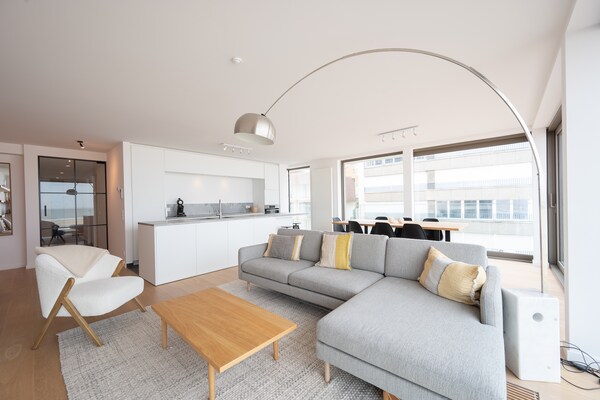 Hoekappartement met zeezicht en 3 slaapkamers in Knokke-Heist - thumbnail 1