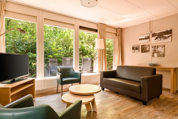 COPD-vriendelijke bungalow op autovrij Veluws vakantiepark met zwembad - thumbnail 1