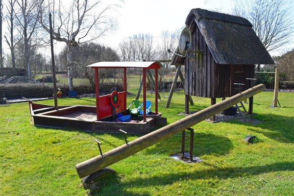 Rustiek vakantieappartement onder rieten dak bij de Oostzee - thumbnail 3