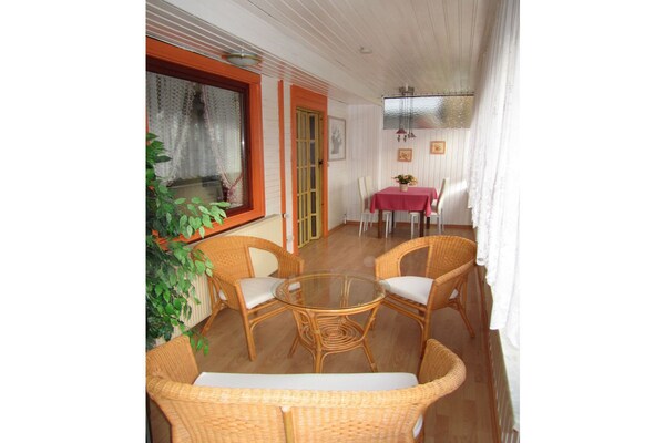Ruim vakantiehuis met serre en garage in Rheinböllen, 2 km van centrum - thumbnail 4