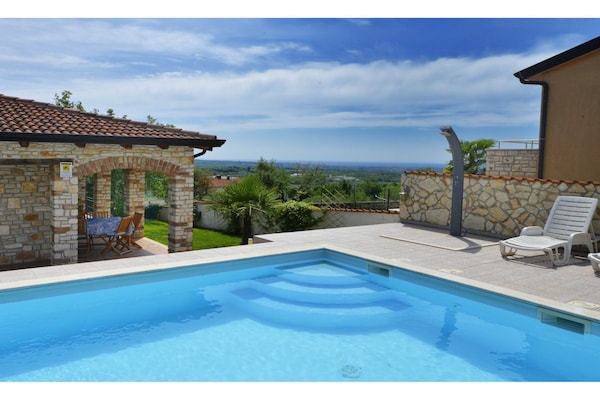 Villa Dany: Ruim vakantiehuis met privézwembad en zeezicht bij Poreč - thumbnail 1
