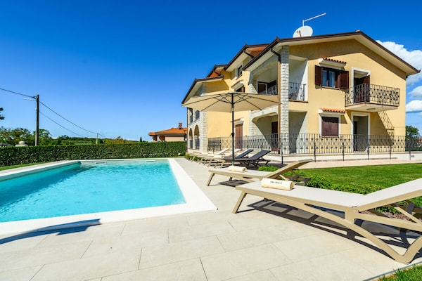 Ruim appartement met privézwembad en balkon in Mekiši, vlakbij Vižinada - thumbnail 1