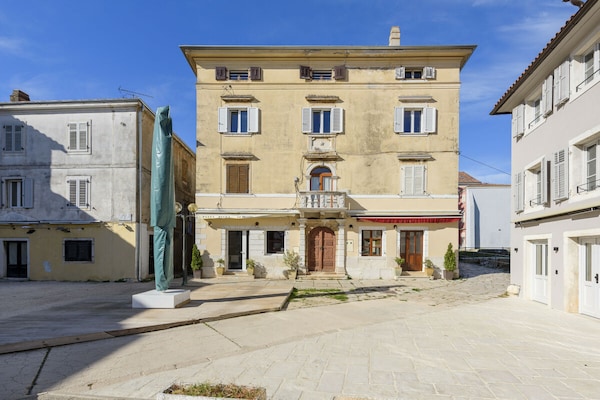 Urban Loft Marafor: Modern zolderappartement aan historisch plein in Poreč - thumbnail 1