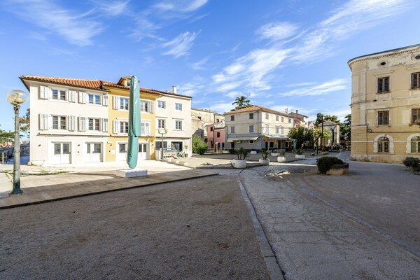 Urban Loft Marafor: Modern zolderappartement aan historisch plein in Poreč - thumbnail 2