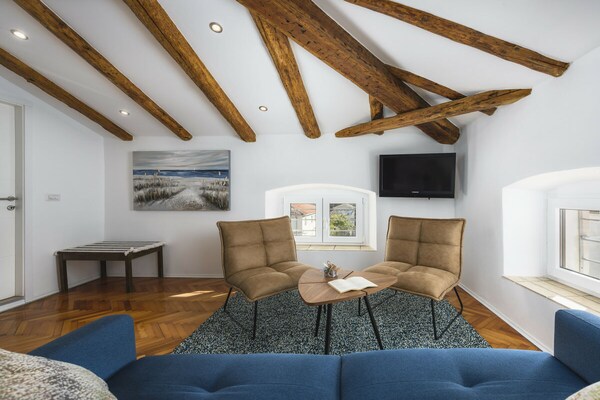 Urban Loft Marafor: Modern zolderappartement aan historisch plein in Poreč - thumbnail 6