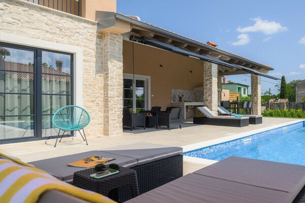 Luxe villa met privézwembad en grote tuin op 3 km van het centrum - thumbnail 2