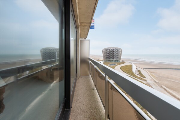Ruim appartement aan de zeedijk met zicht op casino en strand - thumbnail 3