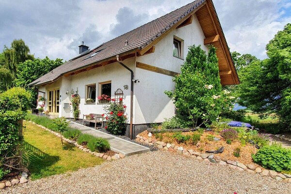 Knus vakantiehuis met balkon en tuinterras in Hasselberg - thumbnail 1