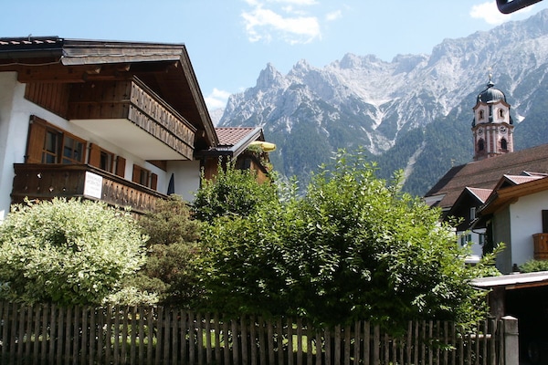 Ruim vakantiehuis met balkon en bergzicht in Mittenwald, vlakbij skilift - thumbnail 2