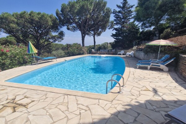 Zonnige villa met privézwembad en zeezicht bij Sainte-Maxime - thumbnail 1