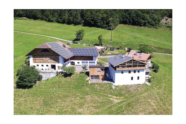 Authentieke boerderijwoning in Wangen met dennenhout interieur en keuken - thumbnail 1
