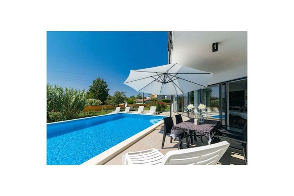 Modern vakantiehuis met zwembad in de Kroatische heuvels bij Visnjan - thumbnail 2