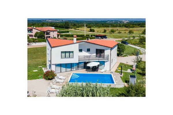 Modern vakantiehuis met zwembad in de Kroatische heuvels bij Visnjan - thumbnail 3