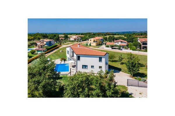 Modern vakantiehuis met zwembad in de Kroatische heuvels bij Visnjan - thumbnail 5