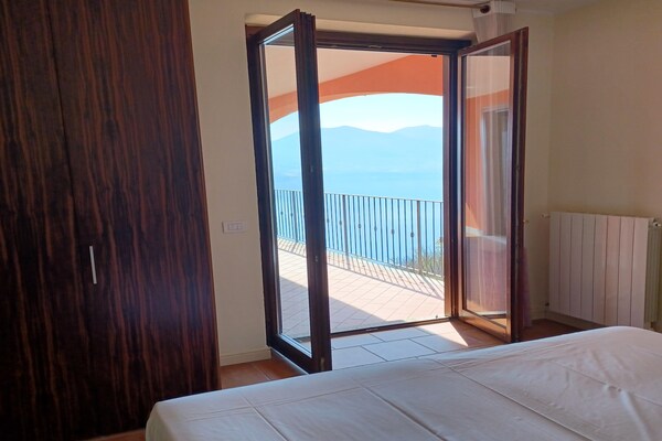 Panoramisch appartement met zwembad en uitzicht op het Lago Maggiore - thumbnail 3