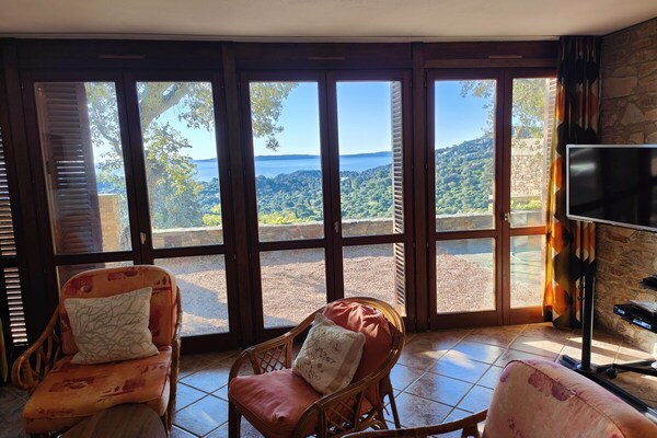 Ruime bungalow met zeezicht en groot terras in Bormes-les-Mimosas - thumbnail 5
