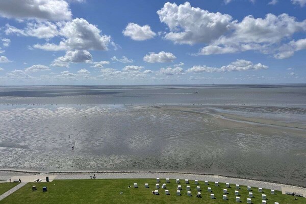Gerenoveerd appartement met panoramisch zeezicht in Büsum - thumbnail 2