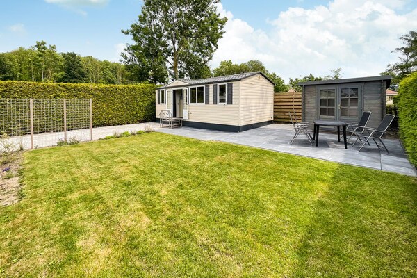 Knus chalet in Friesland nabij Waddenzee met zwembad en tennisbaan - thumbnail 1