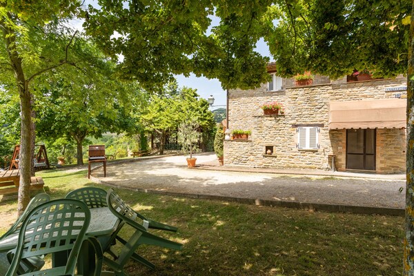 Grootschalige villa in Umbrische bossen bij Assisi voor 25 personen - thumbnail 5