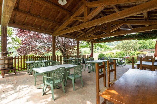 Grootschalige villa in Umbrische bossen bij Assisi voor 25 personen - thumbnail 4
