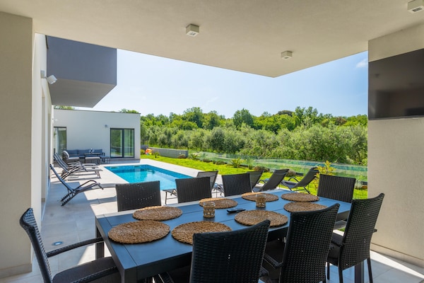 8-persoons villa in het centrum van Ližnjan op 800m van zee - thumbnail 3