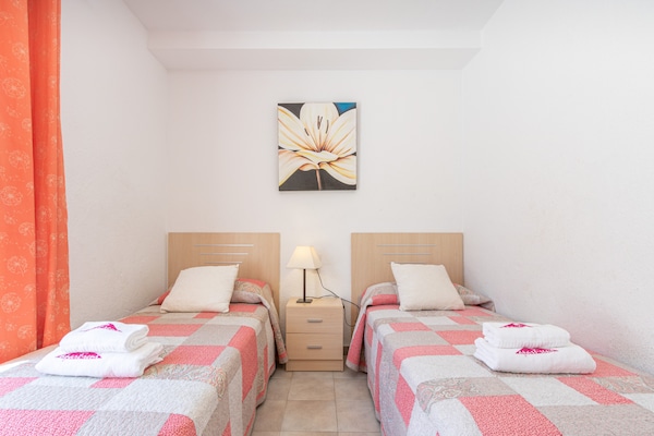Op 350 m van het strand: Licht appartement in Empuriabrava - thumbnail 4