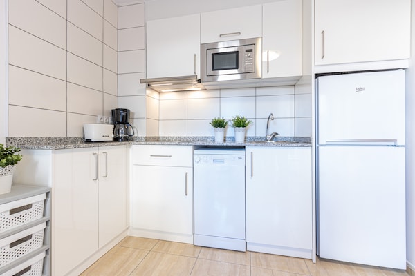 4-persoons modern appartement direct aan het strand in Rosas - thumbnail 5
