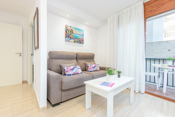 4-persoons modern appartement direct aan het strand in Rosas - thumbnail 1