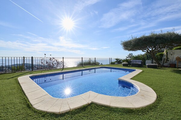 Villa Palmeras: Ruime villa met privézwembad en zeezicht bij Lloret de Mar - thumbnail 1