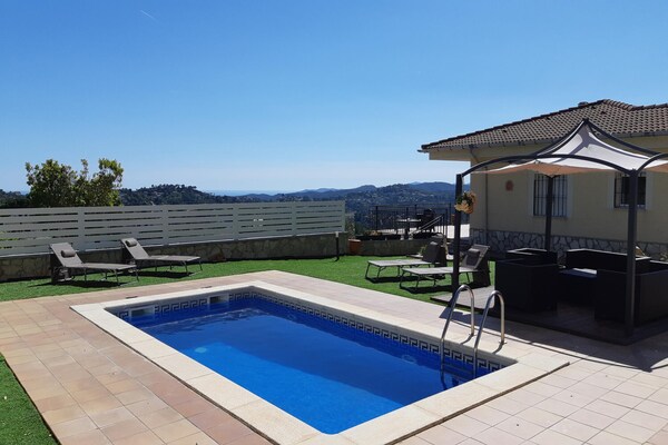Villa Norita: Vrijstaande villa met privézwembad en zeezicht in Lloret de Mar - thumbnail 1