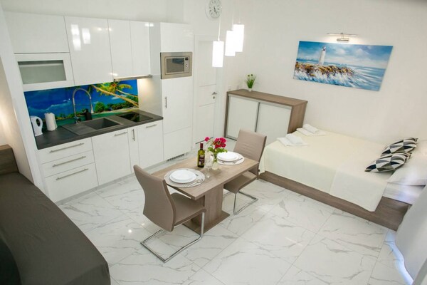 Knusse studio met balkon op 800 meter van het strand in Novalja - thumbnail 3