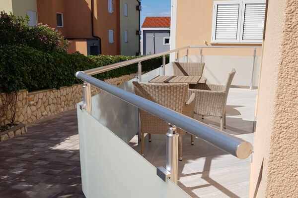 Knusse studio met balkon op 800 meter van het strand in Novalja - thumbnail 6