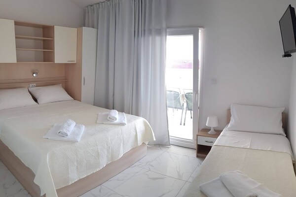 Op 500 m van het strand: appartement met zeezicht in Novalja - thumbnail 6