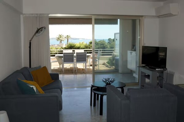 Appartement met zeezicht in Golfe-Juan, vlakbij strand en Cannes - thumbnail 1