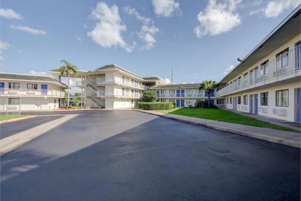 2 Full Beds Micfridge - Florida