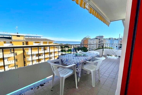 Zonovergoten appartement met zwembad op 50 meter van zee in Porto Santa Margherita - thumbnail 5