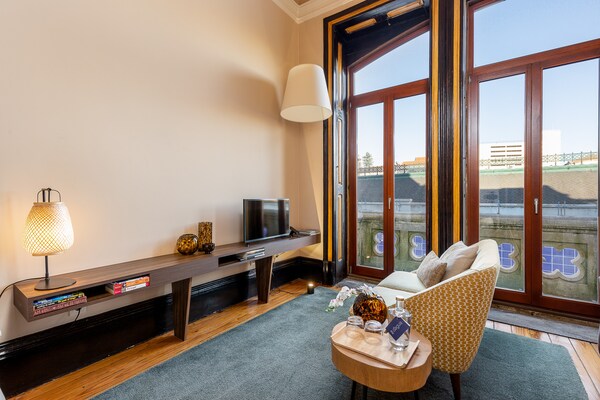 Licht appartement met balkon in het bruisende Bolhão, vlakbij de Douro - thumbnail 1