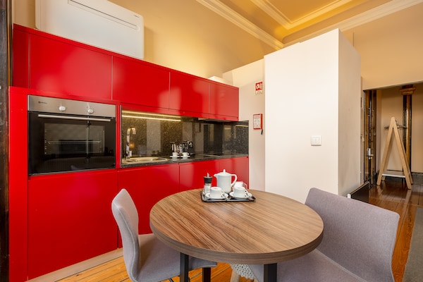 Licht appartement met balkon in het bruisende Bolhão, vlakbij de Douro - thumbnail 2