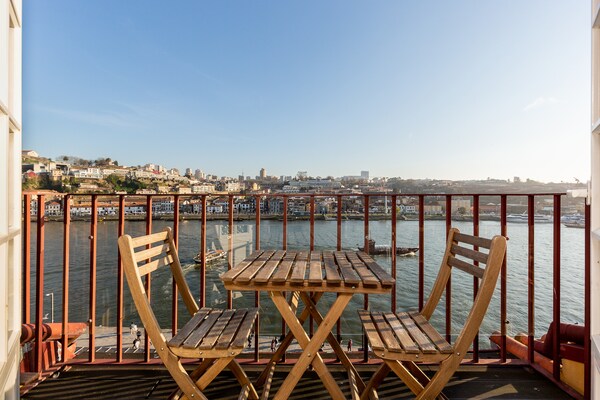 Modern appartement met rivierzicht in hartje Porto, 800m van station São Bento - thumbnail 4