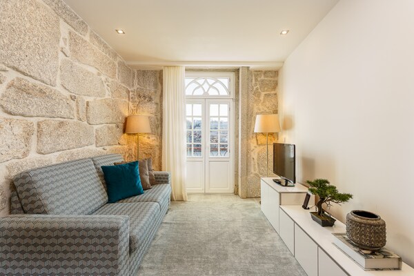 Modern appartement met rivierzicht in hartje Porto, 800m van station São Bento - thumbnail 1