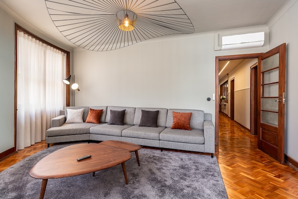 Groot appartement in hartje Porto, vlakbij de levendige Santa Catarina straat - thumbnail 1